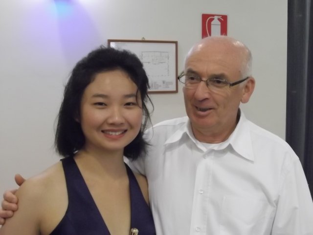 jessica jiang vincitrice del concorso de lorenzo 2011 e gaetano caiazza presidente pro-loco di viggiano